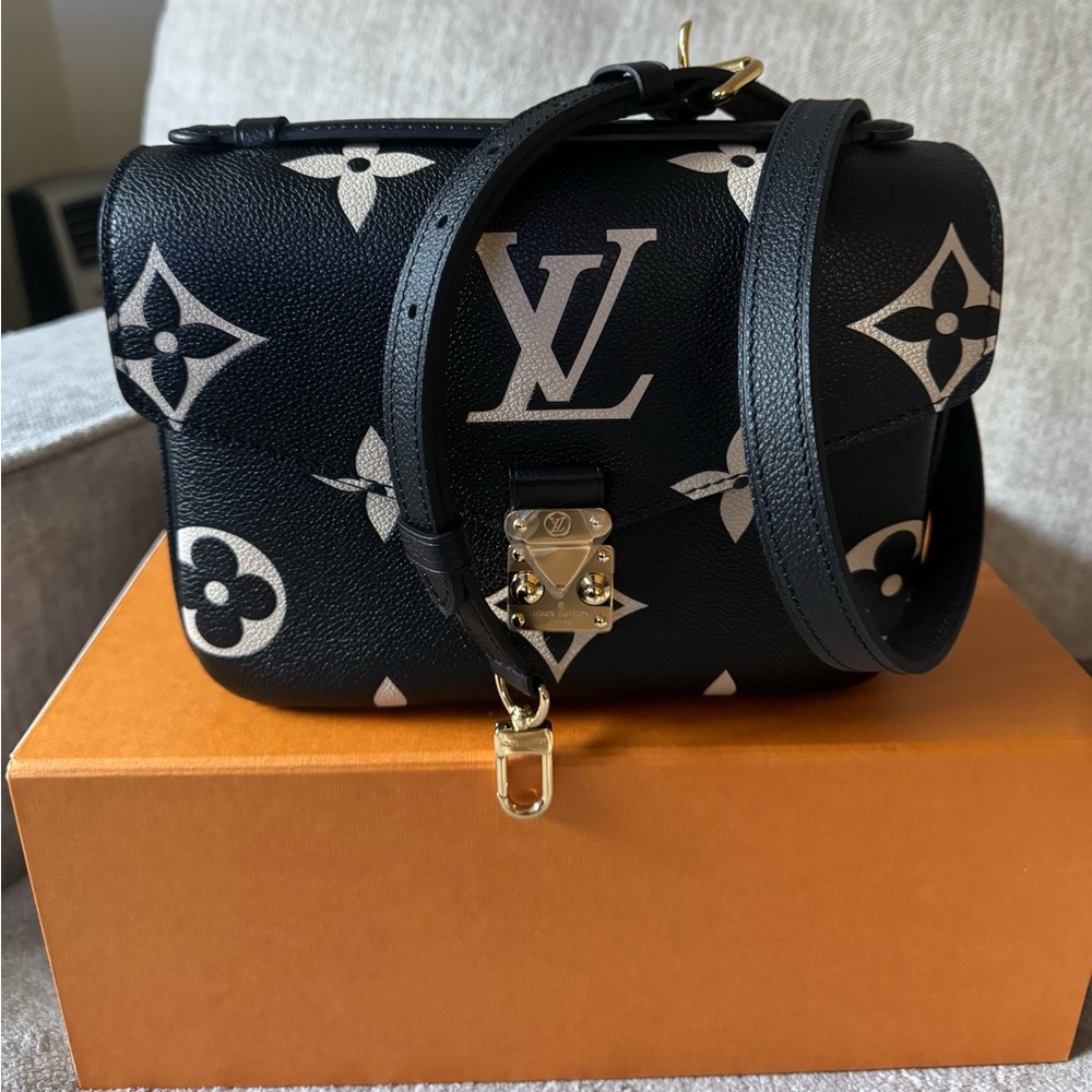 Louis Vuitton pochette metis black leather nwt
